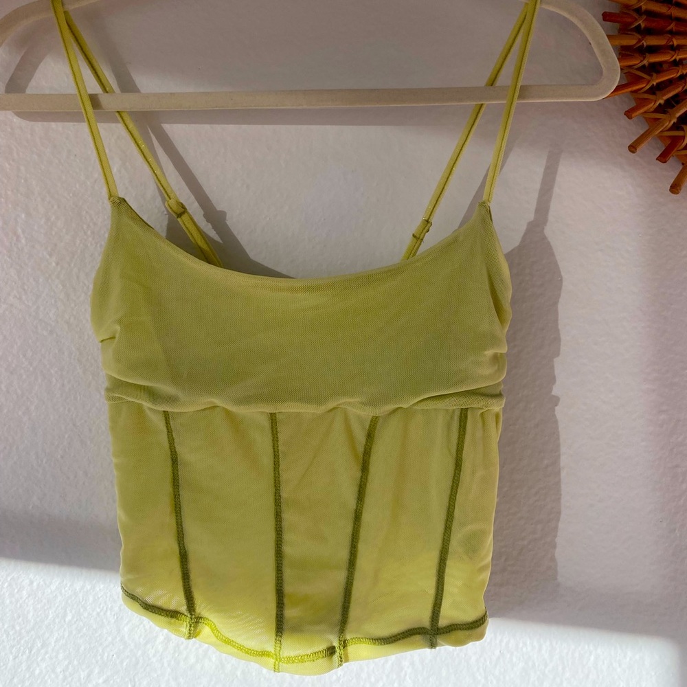 URBAN OUTIFITTERS FITTED CROPPED TANKTOP